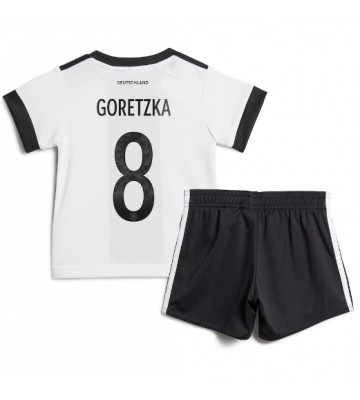 Tyskland Leon Goretzka #8 Hemmaställ Barn VM 2022 Kortärmad (+ Korta byxor)
